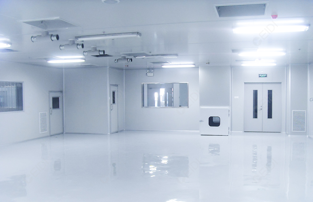 藥品體系中，片劑藥品和膠囊藥品室固體藥劑的終端體現(xiàn)方式。我們熟悉的常用的各種緩釋片、腸溶片、鈣片等都常以片劑形式出現(xiàn)。這些藥物就會(huì)在固體制劑的片劑生產(chǎn)車(chē)間內(nèi)完成研發(fā)壓制成片。其生產(chǎn)車(chē)間應(yīng)按照新版GMP規(guī)范進(jìn)行裝修設(shè)計(jì)。尤其是片劑藥品生產(chǎn)會(huì)涉及潔凈區(qū)域，所以與專(zhuān)業(yè)做凈化工程設(shè)計(jì)及裝修的公司進(jìn)行相關(guān)合作會(huì)更有保障。潔凈區(qū)的安全設(shè)計(jì)會(huì)對(duì)藥品質(zhì)量、產(chǎn)品備案等重要環(huán)節(jié)產(chǎn)生重大的影響。不合理的設(shè)計(jì)會(huì)對(duì)整個(gè)生產(chǎn)管理造成困難，甚至留下安全隱患。   片劑生產(chǎn)車(chē)間及重點(diǎn)潔凈區(qū)設(shè)計(jì)經(jīng)驗(yàn) | CEIDI西遞 根據(jù)我國(guó)新版GMP，片劑劑型所要求的生產(chǎn)潔凈級(jí)別為D級(jí)，車(chē)間設(shè)計(jì)的法規(guī)依據(jù)是新版GMP及其附錄、《醫(yī)藥工業(yè)潔凈廠房設(shè)計(jì)規(guī)范》和國(guó)家關(guān)于建筑、消防、環(huán)保、能源等方面的規(guī)范。GMP要求車(chē)間的平面布局遵循以下特點(diǎn)：平面布局合理、嚴(yán)格劃分區(qū)域、防止交叉污染、方便操作生產(chǎn)。 片劑生產(chǎn)車(chē)間在藥品功能上區(qū)分是分為混配成型加工區(qū)、輔助功能區(qū)、衛(wèi)生與安全區(qū)。在凈化工程上常規(guī)會(huì)按照是否涉及潔凈區(qū)域來(lái)區(qū)分，也就是分為潔凈區(qū)，輔助區(qū)，一般生產(chǎn)區(qū)三個(gè)部分。   片劑車(chē)間設(shè)計(jì)要點(diǎn)： ①人流物流：出入口分開(kāi)，生產(chǎn)流程順暢無(wú)迂回，物流走向成反L型。 常規(guī)整個(gè)車(chē)間主要出入口分三處，一處是人流出入口：即人員由門(mén)廳經(jīng)過(guò)更衣進(jìn)入車(chē)間，再經(jīng)過(guò)洗手、更潔浄衣風(fēng)淋室進(jìn)入潔凈生產(chǎn)區(qū);一處是原輔料入口，即原輔料經(jīng)過(guò)脫外包由傳遞窗送入;另一處為成品出口。 ②設(shè)備：相同工序可使用同一設(shè)備（注重清潔驗(yàn)證和人員管理），以提高設(shè)備使用率；按照生產(chǎn)量大小排布設(shè)備，減少設(shè)備閑置率。 ③功能間：原材料倉(cāng)庫(kù)、稱(chēng)量室、貯料室、內(nèi)包材室、粉碎壓片室、烘房生產(chǎn)室、外包室、成品倉(cāng)庫(kù)等功能間排布符合工藝流程的要求，規(guī)劃的大小綜合考慮生產(chǎn)量和設(shè)備等情況設(shè)置。 ④潔凈區(qū)：一般生產(chǎn)區(qū)與潔凈區(qū)分開(kāi)，且潔凈要求高的工段區(qū)域，如片劑壓片都靠近空調(diào)凈化系統(tǒng)；產(chǎn)生粉塵的生產(chǎn)崗位如粉碎篩分、制粒燥、整粒總混、壓片等需要設(shè)置前室及除塵間。產(chǎn)熱較大的設(shè)備如烘箱、沸騰燥器、包衣機(jī)均需設(shè)有機(jī)械室將輔助裝置隔離，以改善潔區(qū)環(huán)境。 ⑤成本：從提高設(shè)備使用率和減少潔凈區(qū)面積兩方面降低成本，滿足企業(yè)的要求。 ⑥質(zhì)量控制：人物流分開(kāi)，減少物料混淆污染，使得生產(chǎn)車(chē)間整體上更符合GMP要求，更能保證藥品的質(zhì)量。 綜上，我們?cè)谠O(shè)計(jì)符合GMP要求的廠房和設(shè)施時(shí)，都應(yīng)該綜合考慮企業(yè)自身情況、GMP以及其他的法律法規(guī)要求，而不是照搬照抄，這樣才能夠真正設(shè)計(jì)出既達(dá)到GMP，又符合企業(yè)期望的方案。當(dāng)然，專(zhuān)業(yè)的設(shè)計(jì)團(tuán)隊(duì)的實(shí)操經(jīng)驗(yàn)豐富，在結(jié)合每個(gè)項(xiàng)目實(shí)際情況后出具的方案會(huì)更穩(wěn)妥。